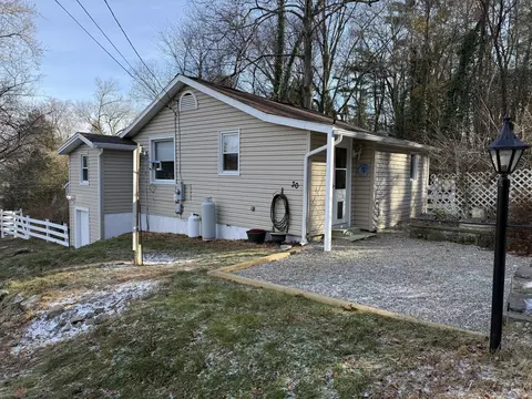 30 Capitol Dr, Sandy Hook, CT 06482