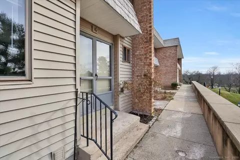 10 Briar Ct #10, Cromwell, CT 06416