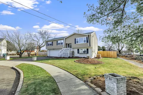 195 Meadow Park Dr, Milford, CT 06461