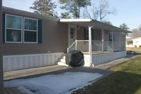 12 Oakland St, Plainville, CT 06062