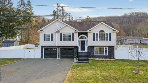 28 Margaret Cir, Naugatuck, CT 06770