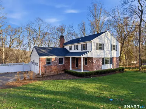 33 Harkness Dr, Madison, CT 06443