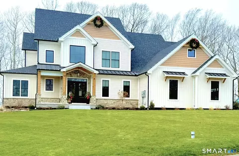 4 Pumpkin Grv, East Lyme, CT 06333