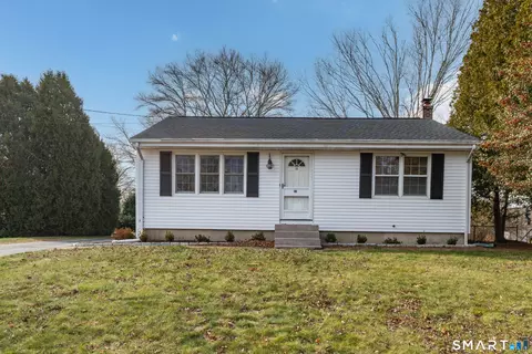 18 Mackenzie Rd, Waterford, CT 06385