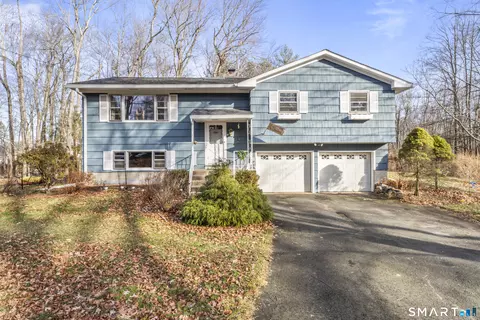 6 Advocate Pl, Danbury, CT 06810
