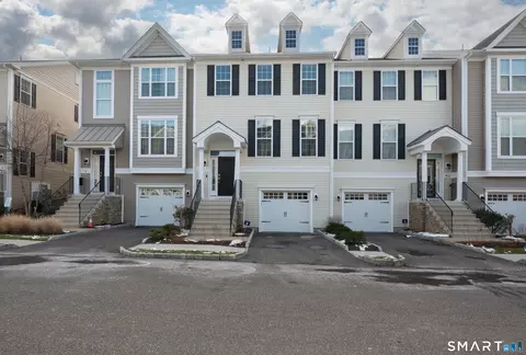 10 Putnam Ln #10, Danbury, CT 06810