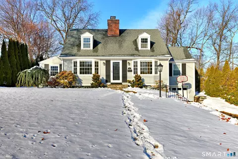 16 Killian Ave, Trumbull, CT 06611