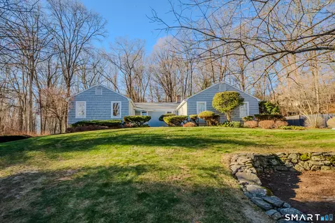 4 Stonewall Ln, Woodbridge, CT 06525