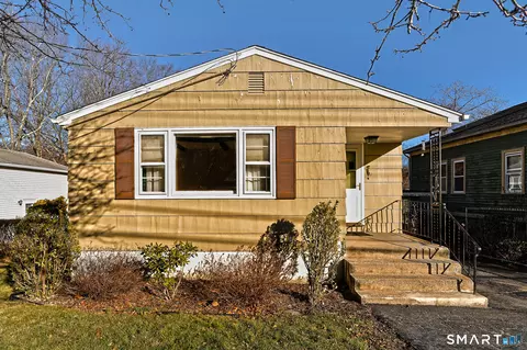 71 Sycaway St, West Haven, CT 06516