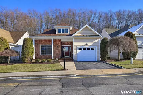 7 Fire Thorn Ln #7, Milford, CT 06461