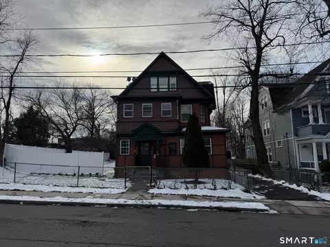 472 Edgewood St, Hartford, CT 06112