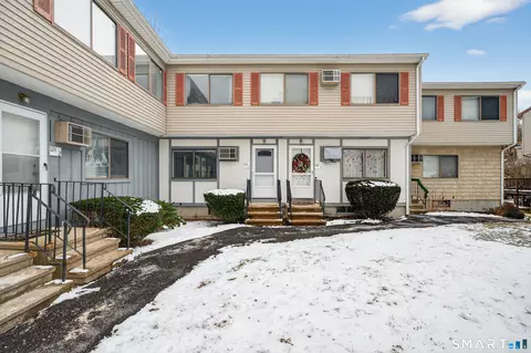 124 Lantern Park Dr #3, Naugatuck, CT 06770