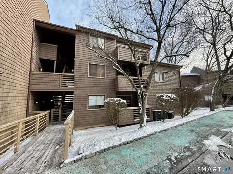 166 Old Brookfield Rd #20B2, Danbury, CT 06811