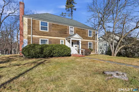 38 Roberts Ln, West Hartford, CT 06107
