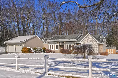 95 Ash Dr, Hamden, CT 06518