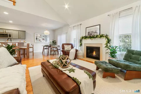 160 Barkledge Dr #160, Newington, CT 06111