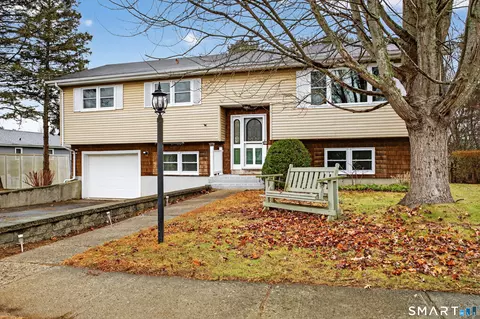 141 Capstan Ave, Mystic, CT 06355