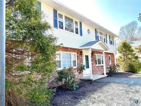 27 College St #4, Clinton, CT 06413