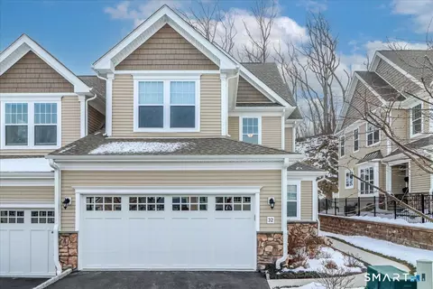 32 Hunting Ridge Ln #32, Bethel, CT 06801