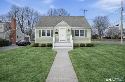 8 Raleigh Rd, Bridgeport, CT 06606