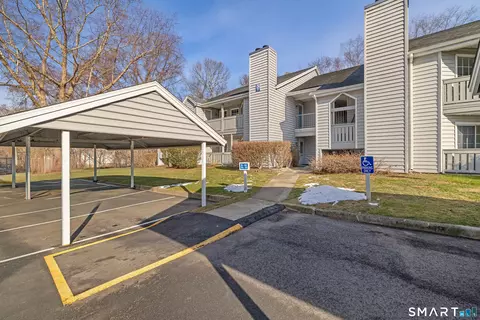 82 Crown Knoll Ct #151, Groton, CT 06340