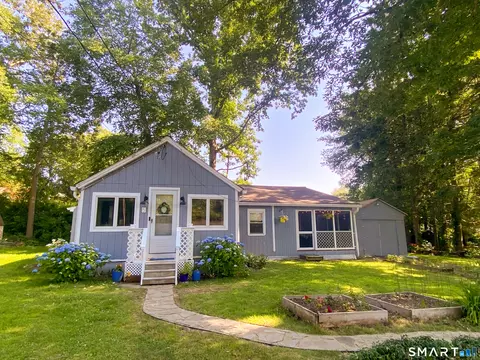 5 Seminole Trl, East Hampton, CT 06424