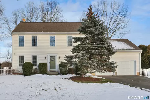 72 Willowbrook Rd, Cromwell, CT 06416