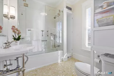 Bath - 144 Edgehill Rd, Hamden, CT 06517 photo 1 of 3