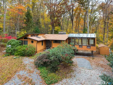 16 Longview Ave, Waterford, CT 06385