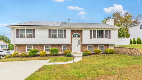 4 Wintergreen Ln, Naugatuck, CT 06770