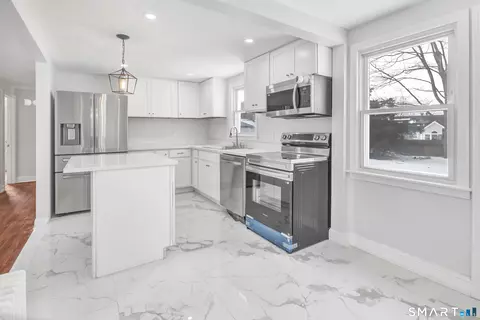 8 River Rd, East Haven, CT 06512