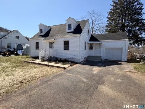 8 River Rd, East Haven, CT 06512