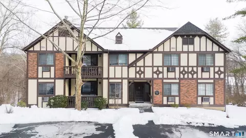 1 Essex Ct #1, Brookfield, CT 06804