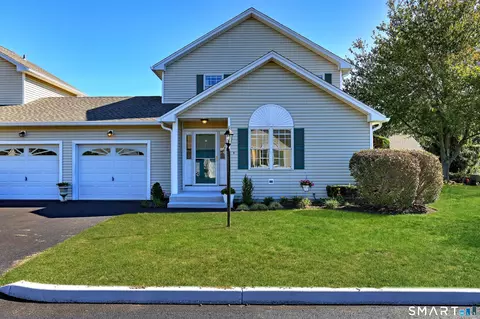 4 Cider Mill Ln, Trumbull, CT 06611