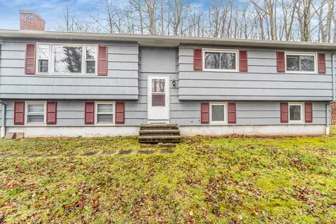 64 Darley Dr, Hamden, CT 06518