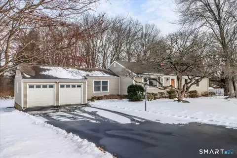 43 Woodmere Dr, Trumbull, CT 06611
