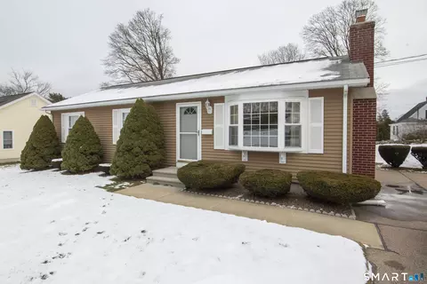 18 Edwards St, Pawcatuck, CT 06379