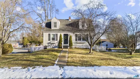 31 Flyers Dr, Norwich, CT 06360