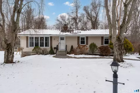 21 Oakridge Dr, Gales Ferry, CT 06335