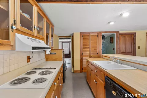 Kitchen - 392 Boston Neck Rd, Suffield, CT 06078 photo 5 of 6