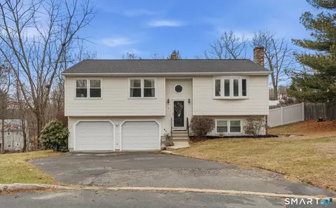 4 Rosewood Ct, Naugatuck, CT 06770