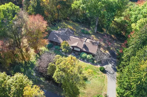 10 Brookside Dr, Woodbridge, CT 06525