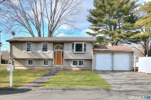 6 Vernon Ct, Milford, CT 06461