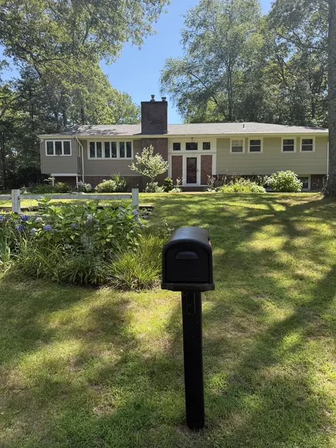10 S Ledge Rock Rd, Niantic, CT 06357