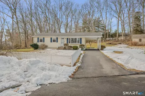 2 N Cobblers Ct, Niantic, CT 06357