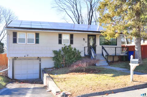 8 Cornfield Rd, Waterbury, CT 06704