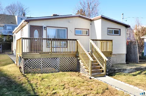 207 Hillcrest Rd, Bridgeport, CT 06606