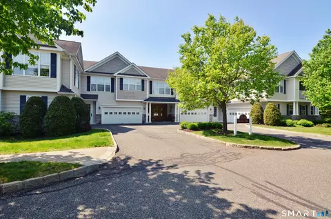 79 Suzie Dr #79, Newtown, CT 06470