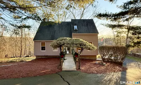 105 Riverside Dr, Meriden, CT 06451
