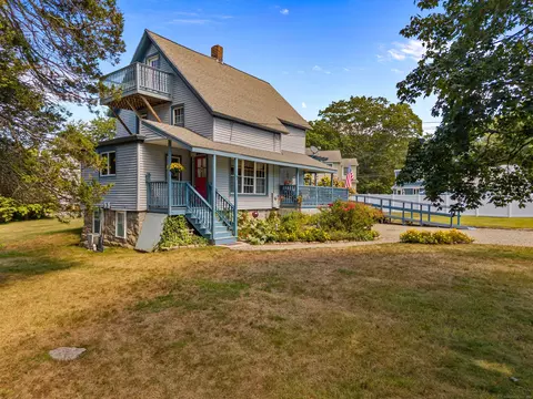 7 Nichols Ln, Waterford, CT 06385